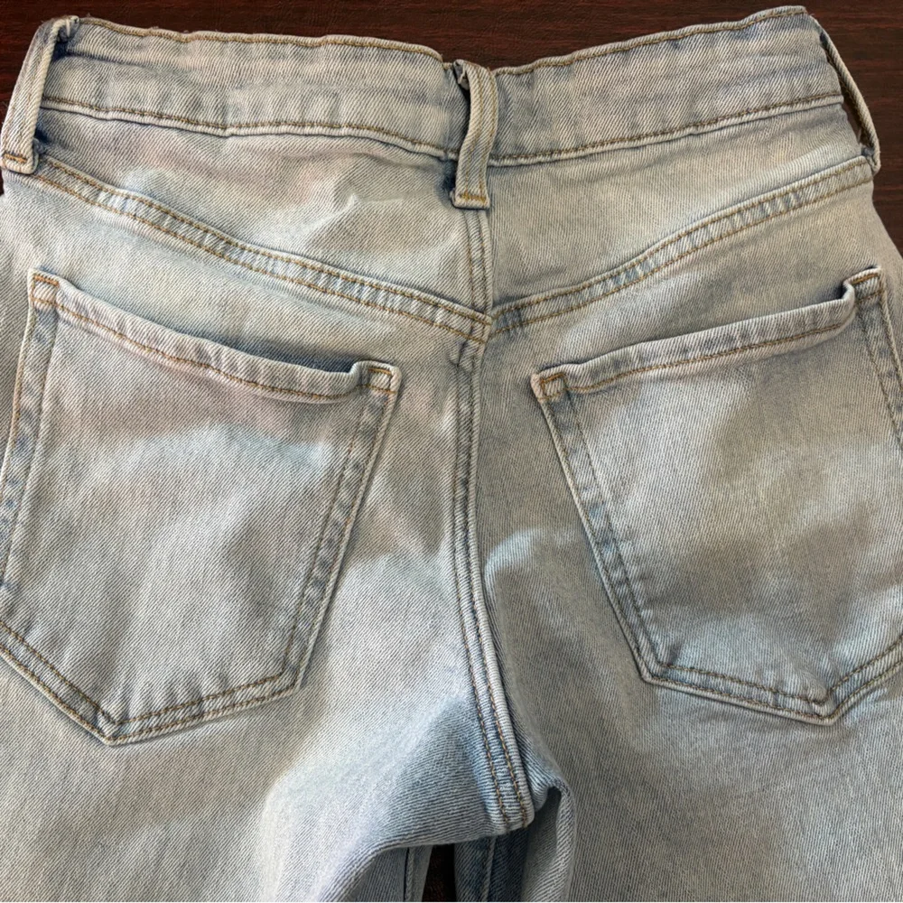 Old Navy Women’s size 2 high rise loose fit jeans - Picture 4 of 4